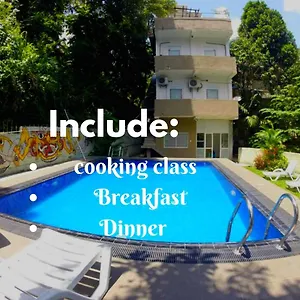  Hostel Backpackers